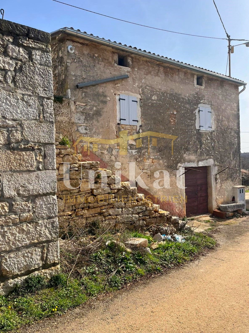 Casa in pietra vicino a Višnjan da completare